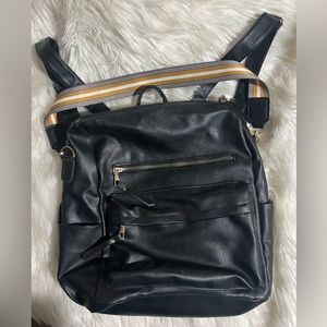 BLACK CONVERTIBLE BACKPACK PURSE bag.  Lots of storage!!!  Like new condition♥️